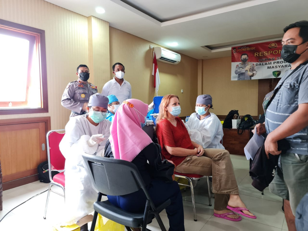 Camat Kuta Selatan Menghadiri Kegiatan Vaksinasi di Polsek Kuta Selatan